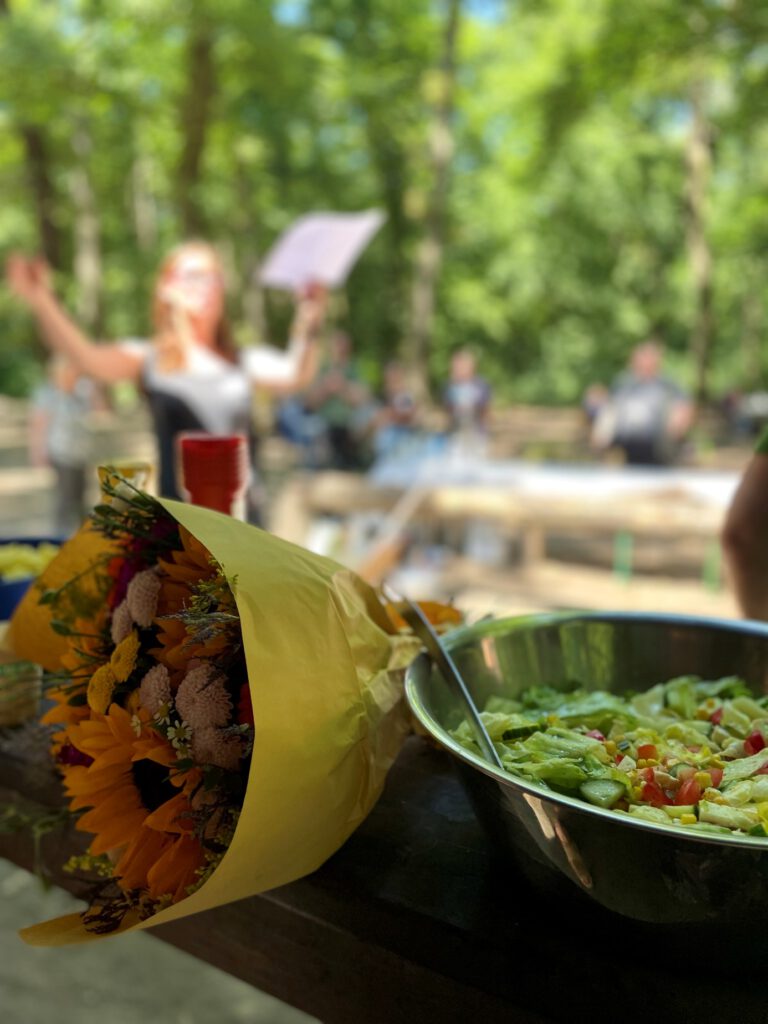 Blumenstrauß und Salat auf dem Tisch